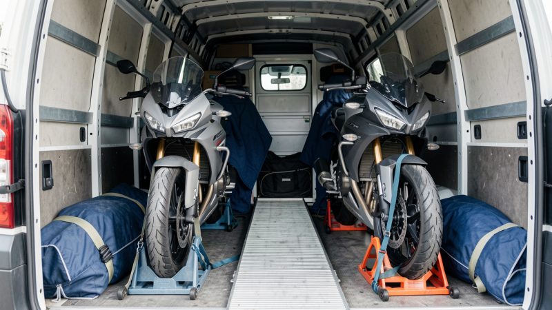 Transport moto dans un van : charger deux machines sans risque